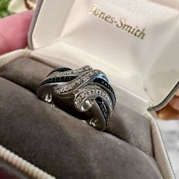 Vintage Blue and White Diamond Crossover style ring. Solid 925 Sterling Silver. - Picture 4 of 15